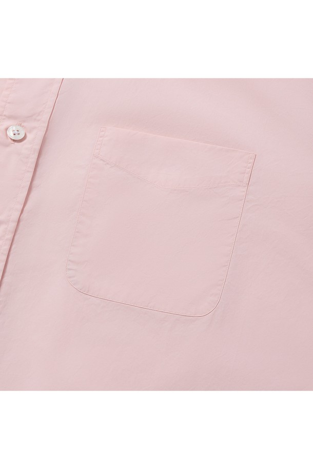 [릴렉스] P-960 포플린 셔츠 (핑크)는 부드러운 면 소재로 제작되어 봄, 여름, 가을에 착용하기 좋은 셔츠입니다. 릴랙스 핏으로 편안하며, 레귤러 칼라와 긴 소매, 무지 패턴으로 깔끔한 디자인을 자랑합니다. 비즈니스 캐주얼 및 출근룩에 적합하며, 캐주얼, 클래식, 미니멀 스타일을 연출할 수 있습니다. 라운드 커프스, 앞면 플라켓, 라운드 포켓, 박스 플리츠, 행 루프 등의 디테일이 돋보입니다. 얇은 두께감과 부드러운 촉감으로 편안하게 착용할 수 있습니다.
