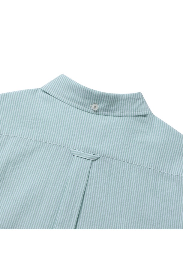 E-460 카프리 옥스포드 셔츠는 그린 스트라이프 패턴이 돋보이는 남성용 셔츠입니다. 얇은 두께의 옥스포드 소재로 제작되어 봄, 여름철 시원한 착용감을 선사하며, 비즈니스 및 캐주얼 스타일 모두에 잘 어울립니다. 버튼다운 칼라, 라운드 커프스, 릴렉스 핏으로 클래식하면서도 편안한 착용감을 제공하며, 구터만 원사, 라운드 포켓, 행 루프 등의 디테일이 돋보입니다.
