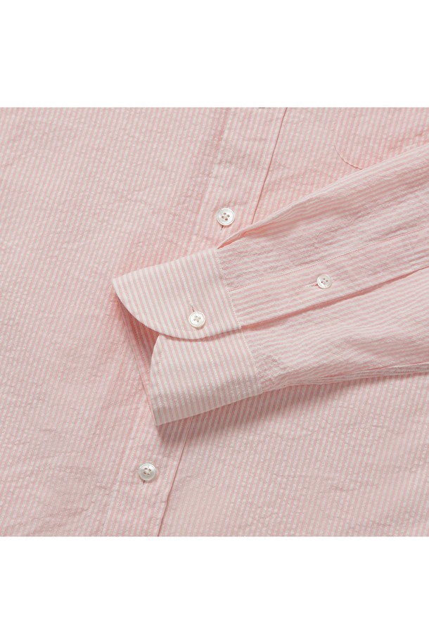 E-460 카프리 옥스포드 셔츠는 핑크 스트라이프 패턴의 남성용 셔츠로, 여름철 비즈니스 및 캐주얼 스타일에 모두 적합합니다. 부드러운 옥스포드 소재와 얇은 두께감으로 시원하고 편안한 착용감을 선사하며, 버튼다운 칼라, 라운드 커프스, 앞면 플라켓, 라운드 포켓 등의 디테일이 돋보입니다. 레귤러핏과 릴랙스핏 두 가지로 출시되어 취향에 따라 선택 가능하며, 구터만 실을 사용하여 제작하여 내구성을 높였습니다.
