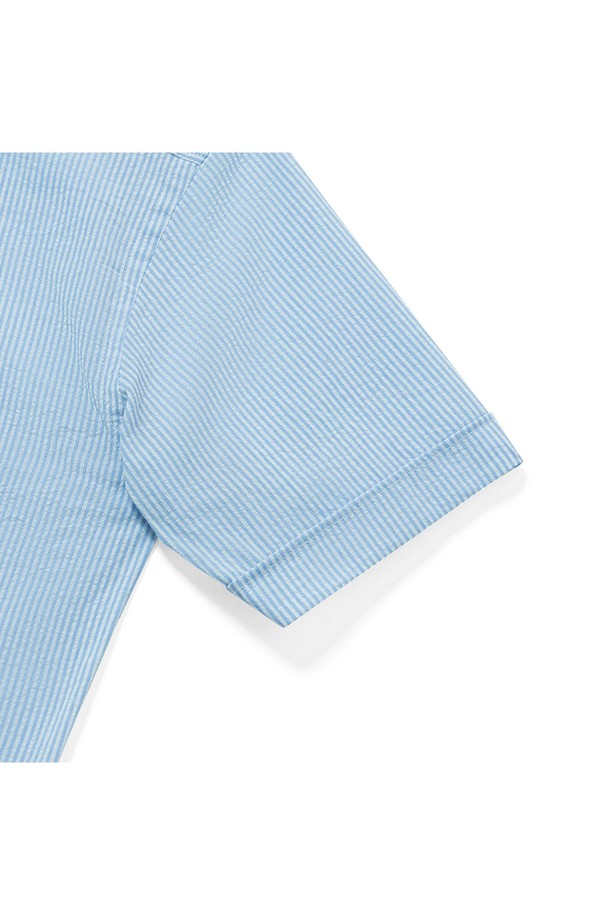 [컴포트] 쿠반 오픈카라 카프리 캠프 셔츠는 시어서커 소재의 얇고 가벼운 반소매 셔츠로, 여름철 리조트룩 또는 캐주얼 스타일 연출에 적합합니다. 세미오버핏과 컴포트핏으로 편안한 착용감을 제공하며, 오픈카라 디자인과 스트라이프 패턴이 시원한 느낌을 더합니다. 턴업 반소매, 라운드 플래킷, 박스 플리츠, 행 루프, 사이드 슬릿, 샹크 버튼, 구터만 원사 등 섬세한 디테일이 돋보입니다.
