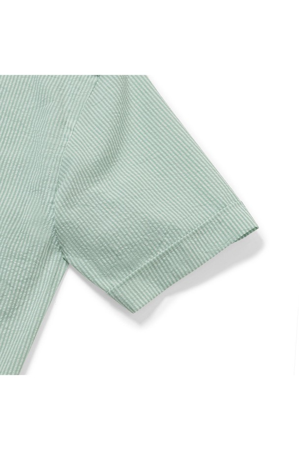 [컴포트] 쿠반 오픈카라 카프리 캠프 셔츠는 시원한 여름을 위한 남성용 셔츠입니다. 오픈카라 디자인과 릴랙스 핏으로 편안한 착용감을 선사하며, 민트 컬러의 스트라이프 패턴이 산뜻한 느낌을 더합니다. 쿠반 카라, 사이드 슬릿, 박스 플리츠, 행루프 등의 디테일이 돋보이는 데일리 및 캐주얼 셔츠입니다.
