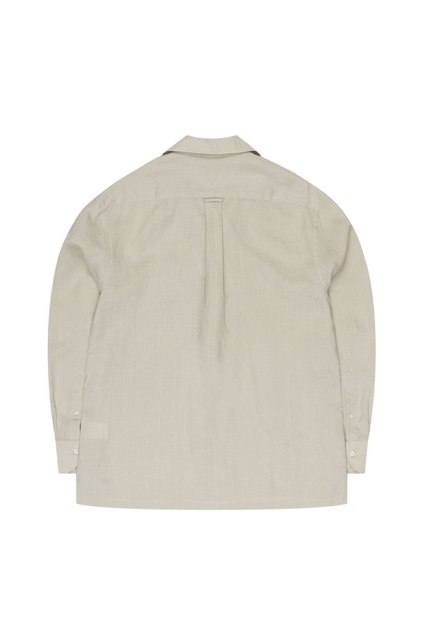 [PRODE SHIRT] 쿠반 오픈카라 린넨 셔츠는 베이지 컬러의 남성용 셔츠로, 봄, 여름에 시원하게 착용하기 좋습니다. 얇고 부드러운 린넨 소재로 제작되어 통기성이 뛰어나며, 오픈카라 디자인과 릴랙스핏으로 편안한 착용감을 선사합니다. 라운드 커프스, 2개 플리츠, 행 루프, 사이드 슬릿 등의 디테일과 워싱 가공으로 완성도를 높인 베이직 캐주얼 스타일의 셔츠입니다.
