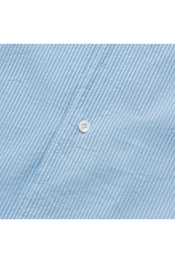 [컴포트] 쿠반 오픈카라 카프리 캠프 셔츠는 시어서커 소재의 얇고 가벼운 반소매 셔츠로, 여름철 리조트룩 또는 캐주얼 스타일 연출에 적합합니다. 세미오버핏과 컴포트핏으로 편안한 착용감을 제공하며, 오픈카라 디자인과 스트라이프 패턴이 시원한 느낌을 더합니다. 턴업 반소매, 라운드 플래킷, 박스 플리츠, 행 루프, 사이드 슬릿, 샹크 버튼, 구터만 원사 등 섬세한 디테일이 돋보입니다.
