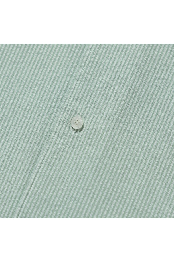 [컴포트] 쿠반 오픈카라 카프리 캠프 셔츠는 시원한 여름을 위한 남성용 셔츠입니다. 오픈카라 디자인과 릴랙스 핏으로 편안한 착용감을 선사하며, 민트 컬러의 스트라이프 패턴이 산뜻한 느낌을 더합니다. 쿠반 카라, 사이드 슬릿, 박스 플리츠, 행루프 등의 디테일이 돋보이는 데일리 및 캐주얼 셔츠입니다.
