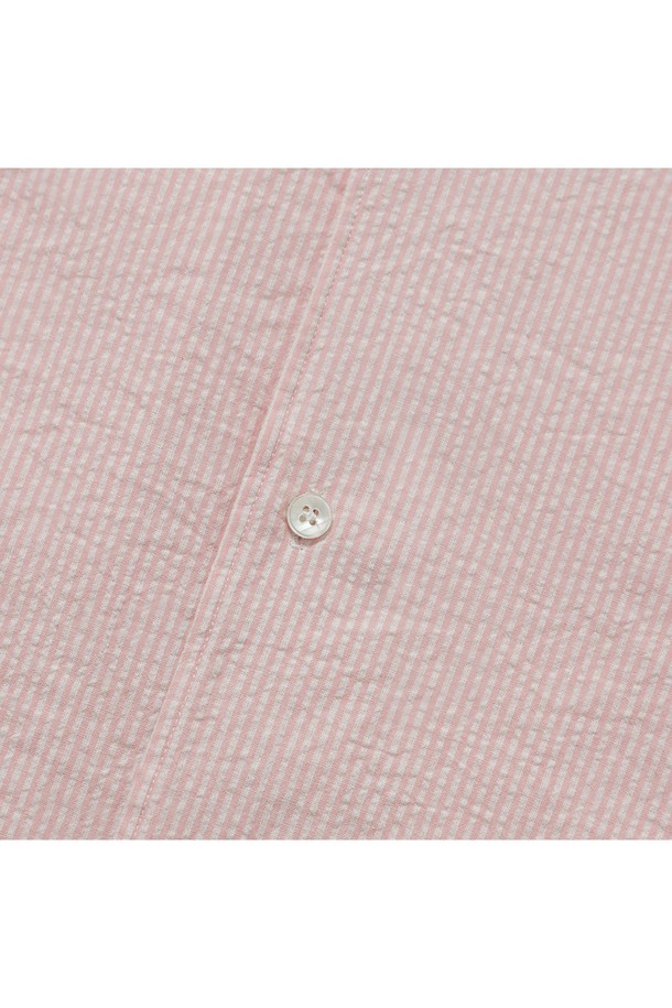 [컴포트] 쿠반 오픈카라 카프리 캠프 셔츠는 시원한 여름을 위한 남성 셔츠입니다. 시어서커 소재의 스트라이프 패턴과 레귤러/릴랙스 핏으로 편안함을 더하며, 턴업 소매, 프론트 라운드 플라켓, 박스 플리츠, 행 루프, 사이드 슬릿 디테일로 디자인의 완성도를 높였습니다. 오픈카라 디자인과 반소매 기장으로 리조트룩 또는 캐주얼 스타일 연출에 용이합니다.
