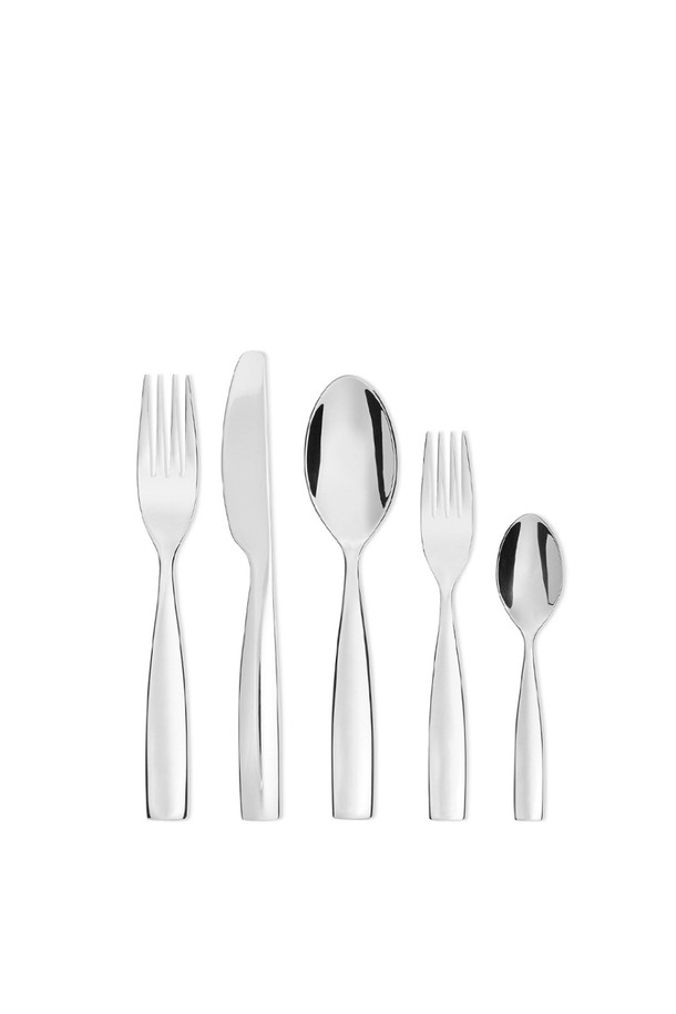 알레시 드레스드 커트러리 세트_5P_실버, Marcel Wanders(마르셀 반더스)가 디자인한 모던하고 엘레강스한 식사용 커트러리 세트입니다. 뒷면 장식 패턴과 심플한 앞면 디자인의 조화가 돋보이며, 은은한 장식 디테일이 세련된 분위기를 더합니다. 테이블스푼, 테이블포크, 테이블나이프, 디저트포크, 티스푼으로 구성되어 식탁을 풍성하게 만들어줍니다. 스테인리스스틸 소재로 제작되어 내구성이 뛰어나고 오랫동안 사용할 수 있습니다.
