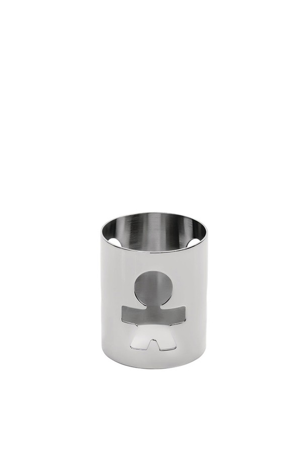 알레시(Alessi) 지로톤도 냅킨링_실버(Girotondo/AKK10 M)는 스테인리스 스틸 소재에 사람 모양 컷아웃 패턴이 특징인 냅킨링입니다. 1989년 스테파노 지오반노니(Stefano Giovannoni)와 귀도 벤투리니(Guido Venturini)가 디자인했으며, "Girotondo" 제품 라인으로 출시되었습니다. 높이 5cm, 지름 4.2cm의 미니멀하면서도 플레이풀한 스타일을 연출합니다. 냅킨 홀더 또는 링 용도로 사용하기 적합하며, 단순한 형태와 만화적인 디자인 언어가 특징입니다. 실버 컬러로 제작되어 다양한 식기에 잘 어울립니다.
