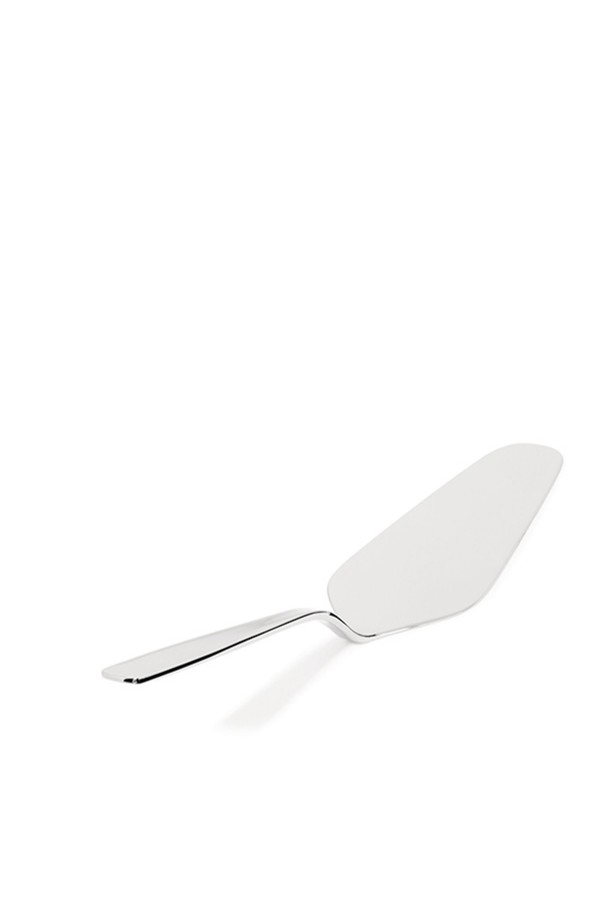 Alessi(알레시) 나이프포크스푼 케이크 서버_15_실버 AJM22/15는 미니멀한 디자인과 기능성을 강조한 주방용품입니다. 스테인레스 스틸 소재의 실버 색상으로, 26cm 크기의 케이크 서버, 나이프, 포크, 스푼으로 구성되어 있습니다. Jasper Morrison(재스퍼 모리슨)이 디자인했으며, 케이크 서빙 및 식사 도구로 사용 가능합니다. 기능성 중심 디자인으로, 주방 시리즈의 일부이며, 베트남에서 제작되었습니다.
