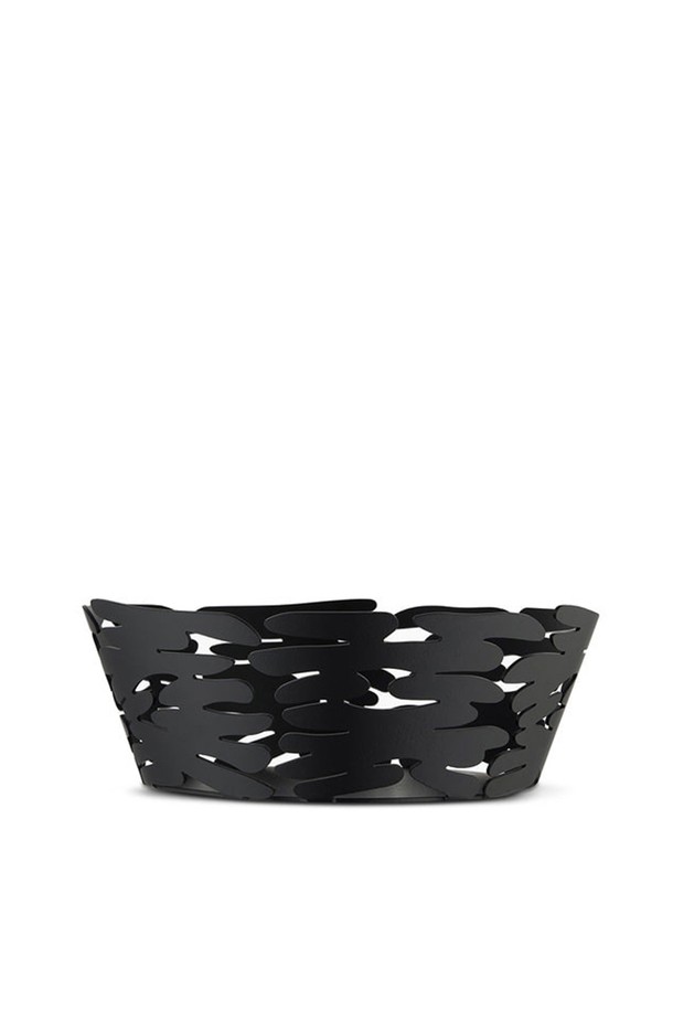 알레시(Alessi) 바크넷 바스켓18_블랙 / BM10/18 B는 뛰어난 디자인과 실용성을 겸비한 주방용품입니다. 스테인리스 스틸 소재에 산화 코팅 마감 처리하여 내구성을 높였으며, 레이저 컷 패턴으로 섬세하고 독특한 디자인을 완성했습니다. 지름 18cm, 높이 6.5cm의 넉넉한 사이즈로 다용도 바스켓 또는 테이블 세팅 소품으로 활용 가능합니다. Michael Boucquillon과 Donia Maaoui가 디자인했으며, Menzione d'Onore Compasso d'Oro 2011, Good Design Award 2008, Design Plus 2006 등 권위 있는 디자인 어워드 수상 경력을 자랑합니다. 나무 모티브 디자인이 특징인 바크넷 바스켓18은 주방에 세련된 분위기를 더해줍니다.
