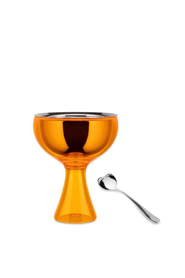 [Alessi] 러브 아이스크림볼 스푼세트_오렌지입니다. 이중 구조 디자인으로, 오렌지색 열가소성 플라스틱 외관과 스테인레스 스틸 내부로 제작되었습니다. 하트 모티프 디자인이 돋보이며, 250ml 용량으로 아이스크림 서빙 및 디저트 플레이팅에 적합합니다. Miriam Mirri가 디자인했으며, 아이스크림 볼과 스푼으로 구성되어 있습니다.

