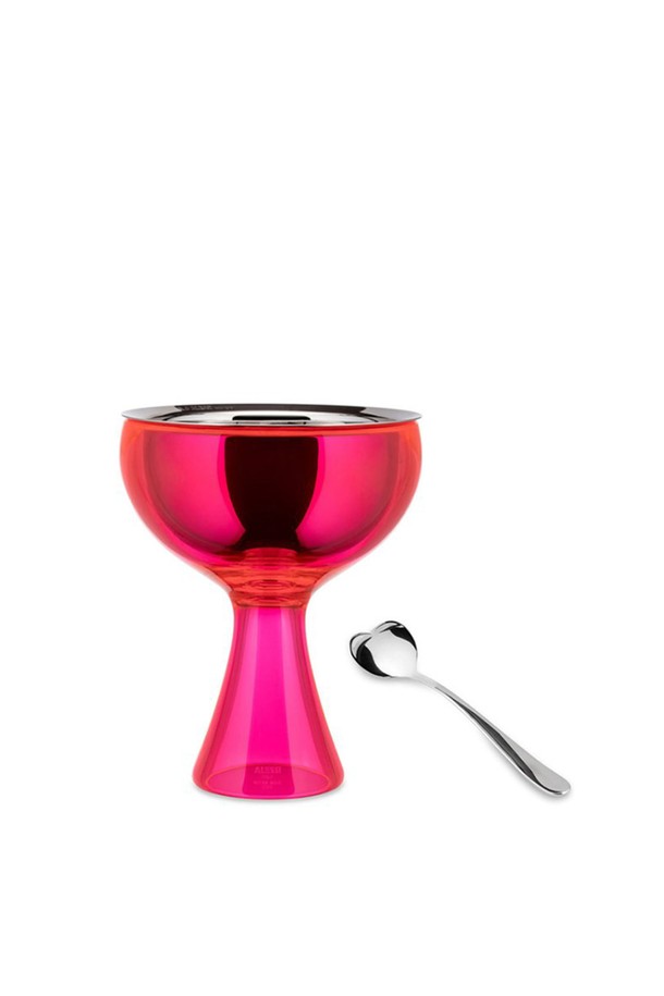 **[알레시] 러브 아이스크림볼&스푼 세트_핑크/아이스크림컵/AMMI01S F**는 이중 구조 디자인으로 아이스크림의 온도를 오랫동안 유지해주는 아이스크림 볼 세트입니다. 핑크 색상과 하트 모티프의 스푼이 사랑스러운 분위기를 더합니다. 스테인레스 스틸과 열가소성 플라스틱 소재로 제작되어 견고하며, 디저트 플레이팅에 활용하기 좋습니다. 이탈리아 디자이너 미리암 미리가 디자인했으며, 알레시 브랜드의 감각적인 디자인을 경험할 수 있습니다. 아이스크림을 더욱 특별하게 즐길 수 있도록 도와주는 제품입니다.
