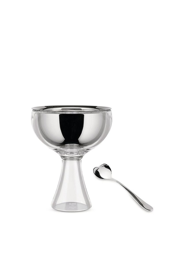 알레시(Alessi) 러브 아이스크림볼 스푼세트_화이트는 아이스크림을 더욱 특별하게 즐길 수 있도록 디자인되었습니다. 이중 구조로 제작되어 온도 유지 기능이 뛰어나며, 깔끔한 화이트 컬러와 하트 모티프 디자인이 사랑스러운 분위기를 더합니다. Miriam Mirri가 디자인한 이 아이스크림볼은 스테인레스 스틸과 열가소성 플라스틱 소재를 사용하여 내구성이 뛰어나고 위생적입니다. 아이스크림 서빙 및 디저트 플레이팅에 적합하며, 하트 모티프 스푼이 함께 구성되어 있어 실용성을 높였습니다. 
