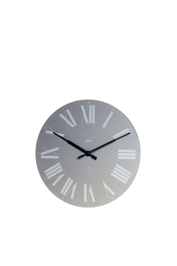 알레시(Alessi)의 피렌체 벽시계는 1965년 아킬레 카스틸리오니(Achille Castiglioni)가 디자인한 클래식 디자인의 벽시계입니다. 그레이 컬러의 플라스틱과 금속 소재로 제작되었으며, 지름 36cm의 둥근 형태에 로마 숫자 디자인이 특징입니다. 실용적인 기능성을 갖춘 이 벽시계는 La Casa abitata 전시회에 출품된 바 있습니다. 미니멀하면서도 세련된 디자인으로 어느 공간에나 잘 어울립니다.
