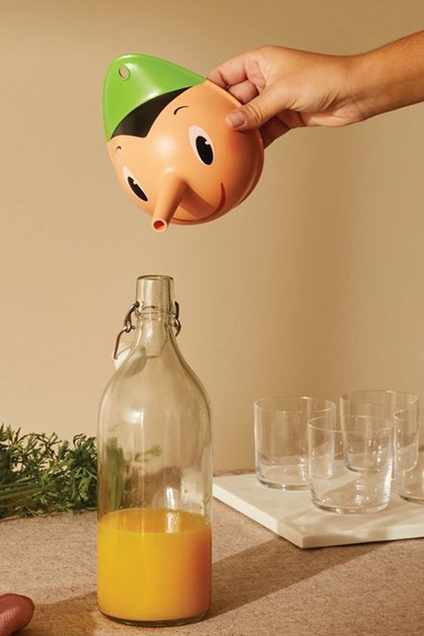 [Alessi] 피노 깔때기/ 깔때기_멀티 ASG12는 이탈리아 디자인 브랜드 알레시(Alessi)의 주방용품입니다. 아크릴 수지로 제작되었으며, 귀여운 피노키오 캐릭터를 모티브로 한 유니크한 디자인이 돋보입니다. 미디엄 사이즈의 멀티 컬러로 출시되어 주방 인테리어 소품으로도 활용 가능하며, Family Follows Fiction 시리즈의 베스트셀러 제품입니다. 디자이너는 스테파노 지오반노니(Stefano Giovannoni)와 미리암 미리(Miriam Mirri)입니다. 깔때기로서의 기능은 물론 사랑스러운 캐릭터 디자인으로 주방에 활력을 더해줍니다.
