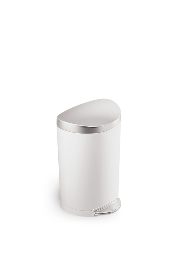 심플휴먼(Simplehuman) 디럭스 세미라운드 휴지통 10L 화이트 SPH-CW1867는 심플한 디자인과 페달식 개폐 방식이 특징인 휴지통입니다. 10L 용량으로, 가정이나 사무실에서 사용하기에 적합합니다. 견고한 플라스틱 소재를 사용하여 내구성이 뛰어나며, 세미라운드 형태로 공간 활용도를 높였습니다. 화이트 컬러로 깔끔하고 모던한 분위기를 연출합니다. 디럭스 모델로 페달을 밟아 간편하게 열고 닫을 수 있어 위생적입니다.
