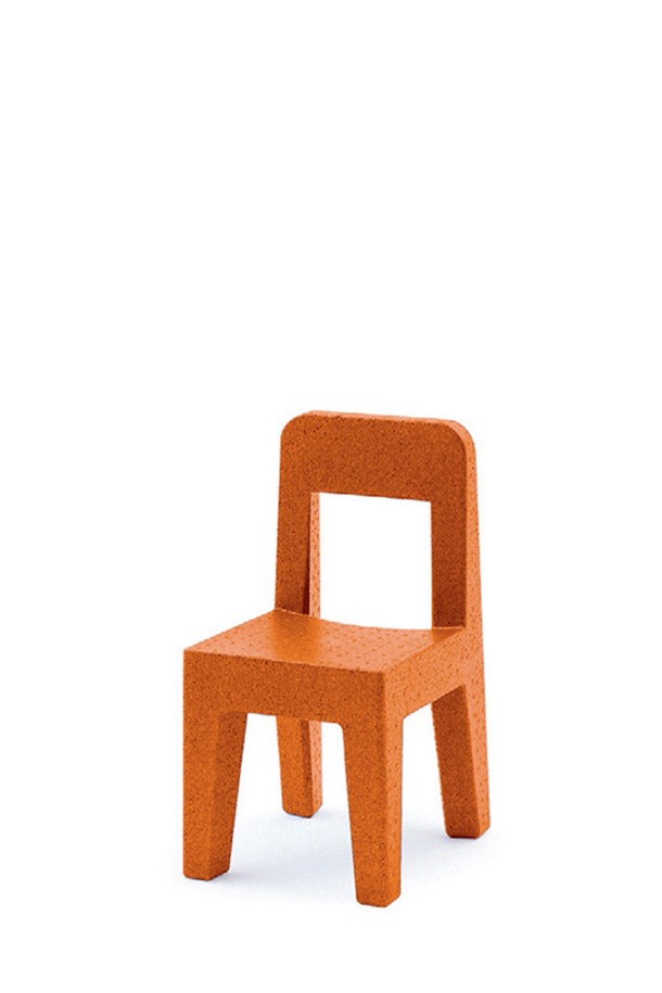 [Magis] 팝 체어_오렌지 /Pop Chair/ MGS-MT10 A는 폴리프로필렌 소재로 제작된 어린이용 의자입니다. 오렌지 색상의 무지 디자인으로, 실내에서 사용하기 적합합니다. 가볍고 이동이 편리하며, 폼 플라스틱 구조로 제작되어 안전성을 높였습니다. 충돌 시 부상 방지 설계가 적용되었으며, 열원으로부터 멀리 보관해야 합니다. 어린이용 가구 컬렉션으로, 부드러운 촉감을 제공합니다.
