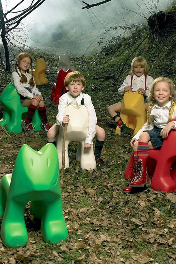 [Magis] 마지스 미투 줄리안 체어_터콰이즈 (MGS-MT20 T1785)는 귀여운 고양이 모양의 어린이용 의자입니다. 실내 및 실외 모두 사용 가능하며, 가볍고 내구성이 뛰어난 폴리에틸렌 소재로 제작되어 날씨에 강합니다. 터콰이즈 컬러로 아이들의 시선을 사로잡는 것은 물론, 장식용 오브제로도 활용 가능합니다. 콤팩트한 디자인으로 다용도로 활용할 수 있으며, 아이들의 공간에 모던하고 유쾌한 분위기를 더합니다. 
