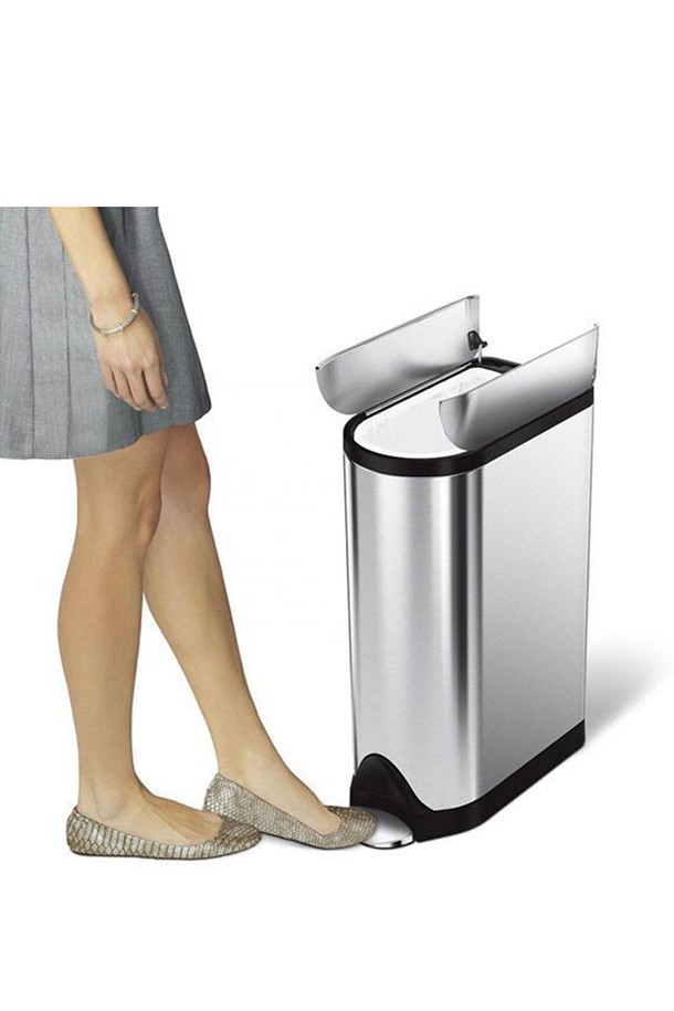 심플휴먼(simplehuman) 디럭스 버터플라이 페달 휴지통 18L / SPH-CW2058는 세련된 스테인리스 스틸 소재의 실내용 휴지통입니다. 버터플라이 디자인과 페달 기능을 갖춰 편리하게 사용할 수 있으며, 18L의 넉넉한 용량을 제공합니다. 특허받은 리드 쇼크 에어 기술과 향상된 페달 메커니즘, 스트레스 분산 구조로 내구성을 높였습니다. 15만 회의 페달 수명을 자랑하며, 2010년부터 2013년까지 권위 있는 디자인 어워드를 수상하여 디자인과 품질을 인정받았습니다.
