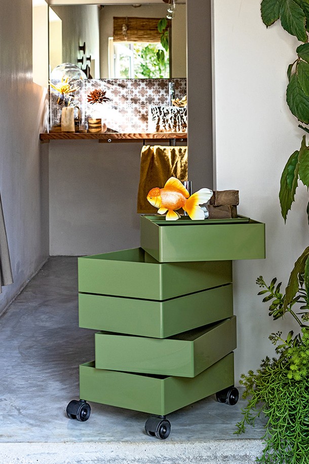 [Magis] 마지스 360˚ 컨테이너 5단_그린은 ABS 플라스틱과 알루미늄 소재로 제작된 모던 스타일의 수납 가구입니다. 360도 회전이 가능한 중앙축과 4개의 바퀴가 있어 이동이 편리하며, 5단 서랍으로 구성되어 넉넉한 수납공간을 제공합니다. 서랍당 최대 3kg까지 적재 가능하며, 가정, 사무실, 스튜디오 등 다양한 공간에서 활용할 수 있습니다. '모바일 스토리지 유닛'으로도 불리며, 스마트 트롤리 시스템이 적용된 실용적인 제품입니다. 단, 열원 근처 보관은 피해야 하며, 구조적 설계로 인해 서랍 간 간격이 불균일할 수 있습니다.