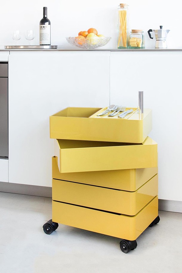 [Magis] 마지스 360˚ 컨테이너 5단_옐로우는 홈, 오피스, 스튜디오 등 다양한 공간에서 활용 가능한 수납 솔루션입니다. 옐로우 컬러의 ABS, 알루미늄 소재를 사용하여 제작되었으며, 5단 서랍으로 넉넉한 수납공간을 제공합니다. 360도 회전 시스템과 바퀴가 달린 디자인으로 이동이 편리하며, 수납과 정리를 효율적으로 할 수 있습니다. 서랍 당 최대 3kg까지 적재 가능하며, 스마트 트롤리 디자인으로 실용성을 더했습니다.