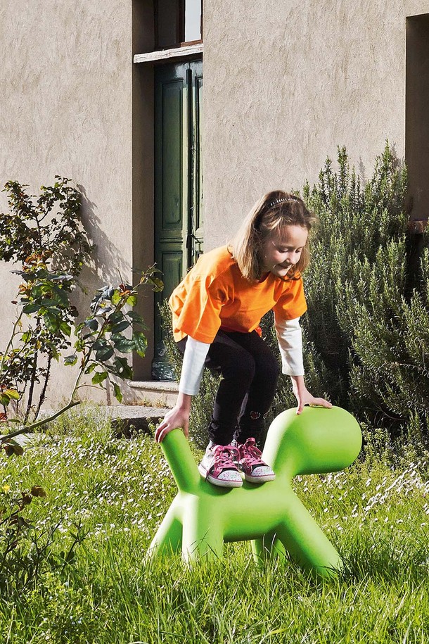 [Magis] 마지스 퍼피 의자 라지 그린_L / MGS-MT54 V는 아이들을 위한 귀여운 디자인의 폴리에틸렌 소재 의자입니다. 회전 성형 공법으로 제작되어 튼튼하며, 실내 및 실외 모두에서 사용할 수 있습니다. 강아지 모양의 디자인과 라운드 형태가 특징이며, 캐주얼하고 미니멀한 스타일을 연출합니다. 가벼운 무게로 이동이 편리하며, 장난감과 가구의 기능을 동시에 제공합니다. 그린 색상으로 아이들의 공간에 활력을 더합니다.
