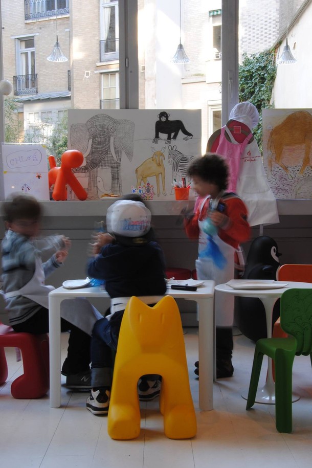 [Magis] 마지스 미투 줄리안 체어_터콰이즈 (MGS-MT20 T1785)는 귀여운 고양이 모양의 어린이용 의자입니다. 실내 및 실외 모두 사용 가능하며, 가볍고 내구성이 뛰어난 폴리에틸렌 소재로 제작되어 날씨에 강합니다. 터콰이즈 컬러로 아이들의 시선을 사로잡는 것은 물론, 장식용 오브제로도 활용 가능합니다. 콤팩트한 디자인으로 다용도로 활용할 수 있으며, 아이들의 공간에 모던하고 유쾌한 분위기를 더합니다. 
