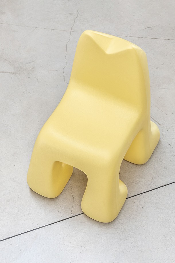 마지스(Magis) 미투 줄리안 체어_터콰이즈 / MGS-MT20 T1785는 어린이용으로 제작된 귀여운 디자인의 의자입니다. 폴리에틸렌 소재로 제작되어 실내 및 실외에서 모두 사용할 수 있으며, 가볍고 내구성이 뛰어나 안전하게 사용할 수 있습니다. 고양이 형태의 유니크한 디자인은 아이들의 상상력을 자극하고, 의자와 장난감의 기능을 동시에 제공하여 실용성을 더했습니다. 

터콰이즈 컬러는 아이들의 공간에 활력을 불어넣으며, 놀이방, 침실, 유치원 등 다양한 공간에서 활용 가능합니다. 아이 친화적인 디자인으로 제작되어 어린이들에게 즐거움과 편안함을 선사합니다.
