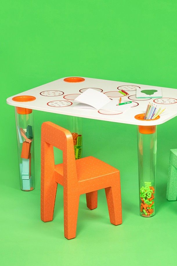 [Magis] 팝 체어_그린 (Pop Chair)는 어린이용 실내 의자입니다. 그린 색상의 폴리프로필렌 소재로 제작되었으며, 가볍고 이동이 용이하여 실용적입니다. 0.7kg의 가벼운 무게와 부드러운 소재를 사용하여, 아이들이 안전하게 사용할 수 있도록 설계되었습니다. 어린이의 안전을 고려한 디자인으로, 실내에서 편안하게 사용할 수 있습니다.
