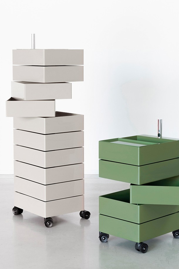 [Magis] 마지스 360˚ 컨테이너 5단_그린은 ABS 플라스틱과 알루미늄 소재로 제작된 모던 스타일의 수납 가구입니다. 360도 회전이 가능한 중앙축과 4개의 바퀴가 있어 이동이 편리하며, 5단 서랍으로 구성되어 넉넉한 수납공간을 제공합니다. 서랍당 최대 3kg까지 적재 가능하며, 가정, 사무실, 스튜디오 등 다양한 공간에서 활용할 수 있습니다. '모바일 스토리지 유닛'으로도 불리며, 스마트 트롤리 시스템이 적용된 실용적인 제품입니다. 단, 열원 근처 보관은 피해야 하며, 구조적 설계로 인해 서랍 간 간격이 불균일할 수 있습니다.