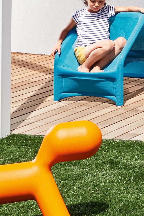 [Magis] 마지스 미투 퍼피 M 오렌지 / MGS-MT52 A/S는 귀여운 강아지 형태의 어린이용 가구입니다. 폴리에틸렌 소재로 제작되어 실내 및 실외에서 사용 가능하며, 가볍고 내구성이 뛰어납니다. 라운드 디자인으로 안전하고 친근한 느낌을 주며, 장식용으로도 활용 가능합니다. 회전 성형 공법으로 제작되어 이동이 용이하고, 장난감 겸용으로 어린이들에게 즐거움을 선사합니다. 감성적인 디자인으로 아이들의 공간에 활력을 더해줍니다.
