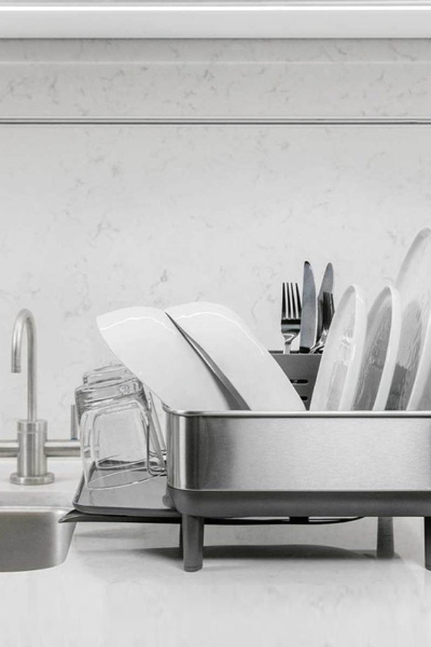 **[심플휴먼] 디럭스 컴팩트 식기건조대 / 심플휴먼 SPH-KT1184DC**는 모던하고 미니멀한 디자인의 1-2인용 식기건조대입니다. 스테인레스, 플라스틱, 실리콘 소재를 사용하여 내구성과 실용성을 높였으며, 실버와 블랙 두 가지 색상으로 제공됩니다. 컴팩트한 사이즈에 실리콘 접시 홀더, 고무 받침이 있어 안정적인 사용이 가능하며, 3단계 물받이 각도 조절 기능으로 편리함을 더했습니다. 친수성 코팅, 지문 방지, 녹 방지 기능으로 위생적이며, 5년 품질 보증으로 안심하고 사용할 수 있습니다. 홀로그램 정품 스티커가 부착되어 있습니다.
