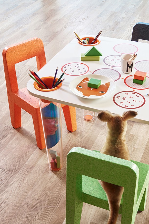 [Magis] 팝 체어_그린 (Pop Chair)는 어린이용 실내 의자입니다. 그린 색상의 폴리프로필렌 소재로 제작되었으며, 가볍고 이동이 용이하여 실용적입니다. 0.7kg의 가벼운 무게와 부드러운 소재를 사용하여, 아이들이 안전하게 사용할 수 있도록 설계되었습니다. 어린이의 안전을 고려한 디자인으로, 실내에서 편안하게 사용할 수 있습니다.
