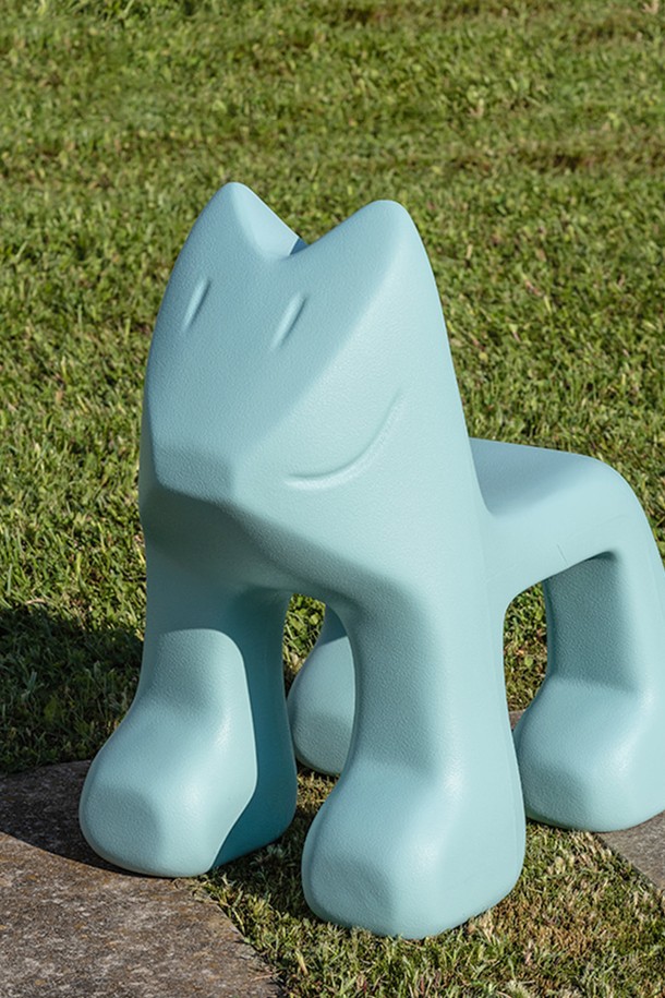 [Magis] 마지스 미투 줄리안 체어_터콰이즈 (MGS-MT20 T1785)는 귀여운 고양이 모양의 어린이용 의자입니다. 실내 및 실외 모두 사용 가능하며, 가볍고 내구성이 뛰어난 폴리에틸렌 소재로 제작되어 날씨에 강합니다. 터콰이즈 컬러로 아이들의 시선을 사로잡는 것은 물론, 장식용 오브제로도 활용 가능합니다. 콤팩트한 디자인으로 다용도로 활용할 수 있으며, 아이들의 공간에 모던하고 유쾌한 분위기를 더합니다. 
