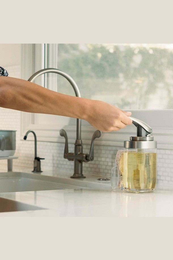 심플휴먼(Simplehuman) 사각 디스펜서와 수세미통 2_650ml / SPH-KT1189는 주방의 위생과 편리함을 책임지는 제품입니다. 니켈과 플라스틱 소재로 제작되었으며, 실버와 투명 색상으로 깔끔한 디자인을 자랑합니다. 650ml 용량의 디스펜서는 원푸시 펌프 방식으로 편리하게 사용 가능하며, 분리 가능한 수세미 거치대와 실리콘 미끄럼 방지 기능이 더해져 실용성을 높였습니다. 지문 방지 코팅과 항균 이온 코팅으로 위생적인 사용이 가능하며, 5년의 넉넉한 보증 기간을 제공합니다. 주방 세제와 수세미를 보관하는 용도로 적합합니다.
