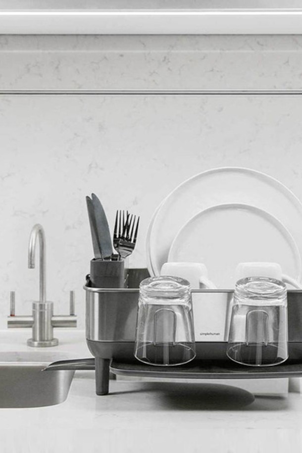 **[심플휴먼] 디럭스 컴팩트 식기건조대 / 심플휴먼 SPH-KT1184DC**는 모던하고 미니멀한 디자인의 1-2인용 식기건조대입니다. 스테인레스, 플라스틱, 실리콘 소재를 사용하여 내구성과 실용성을 높였으며, 실버와 블랙 두 가지 색상으로 제공됩니다. 컴팩트한 사이즈에 실리콘 접시 홀더, 고무 받침이 있어 안정적인 사용이 가능하며, 3단계 물받이 각도 조절 기능으로 편리함을 더했습니다. 친수성 코팅, 지문 방지, 녹 방지 기능으로 위생적이며, 5년 품질 보증으로 안심하고 사용할 수 있습니다. 홀로그램 정품 스티커가 부착되어 있습니다.
