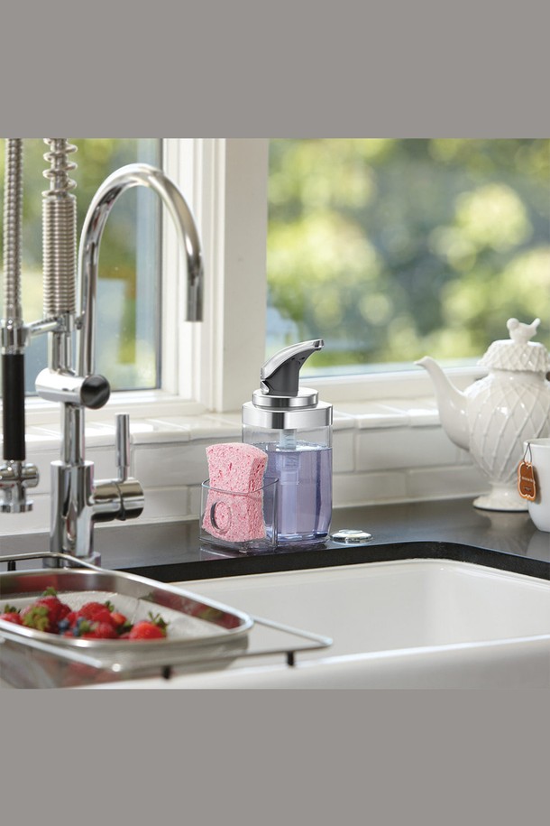 심플휴먼(Simplehuman) 사각 디스펜서와 수세미통 2_650ml / SPH-KT1189는 주방의 위생과 편리함을 책임지는 제품입니다. 니켈과 플라스틱 소재로 제작되었으며, 실버와 투명 색상으로 깔끔한 디자인을 자랑합니다. 650ml 용량의 디스펜서는 원푸시 펌프 방식으로 편리하게 사용 가능하며, 분리 가능한 수세미 거치대와 실리콘 미끄럼 방지 기능이 더해져 실용성을 높였습니다. 지문 방지 코팅과 항균 이온 코팅으로 위생적인 사용이 가능하며, 5년의 넉넉한 보증 기간을 제공합니다. 주방 세제와 수세미를 보관하는 용도로 적합합니다.
