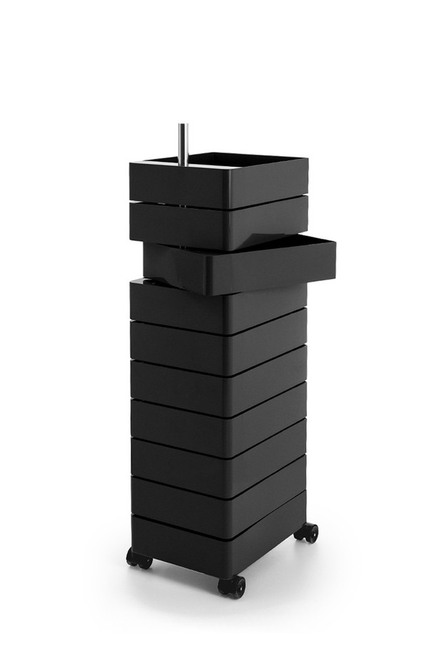[Magis] 마지스 360˚ 컨테이너 10단_블랙은 ABS 플라스틱과 알루미늄 소재로 제작된 수납 가구입니다. 360도 회전 기능을 통해 좁은 공간에서도 편리하게 사용 가능하며, 이동이 용이하도록 바퀴 4개가 장착되었습니다. 10단 서랍 구조로 넉넉한 수납공간을 제공하며, 서랍당 최대 3kg까지 적재할 수 있습니다. 가정, 사무실, 스튜디오 등 다양한 공간에서 활용 가능하며, 핸들 기둥을 중심으로 회전하는 디자인이 특징입니다. 플라스틱 소재 특성상 표면에 스크래치가 발생할 수 있으며, 서랍 간격은 균일하지 않을 수 있습니다.