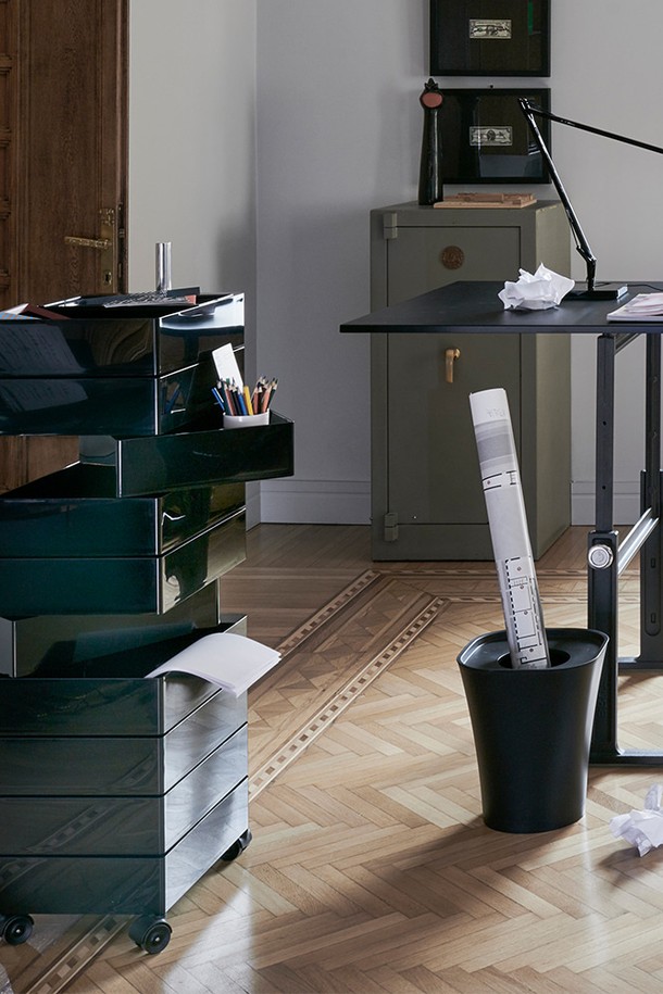 [Magis] 마지스 360˚ 컨테이너 10단_블랙은 ABS 플라스틱과 알루미늄 소재로 제작된 수납 가구입니다. 360도 회전 기능을 통해 좁은 공간에서도 편리하게 사용 가능하며, 이동이 용이하도록 바퀴 4개가 장착되었습니다. 10단 서랍 구조로 넉넉한 수납공간을 제공하며, 서랍당 최대 3kg까지 적재할 수 있습니다. 가정, 사무실, 스튜디오 등 다양한 공간에서 활용 가능하며, 핸들 기둥을 중심으로 회전하는 디자인이 특징입니다. 플라스틱 소재 특성상 표면에 스크래치가 발생할 수 있으며, 서랍 간격은 균일하지 않을 수 있습니다.