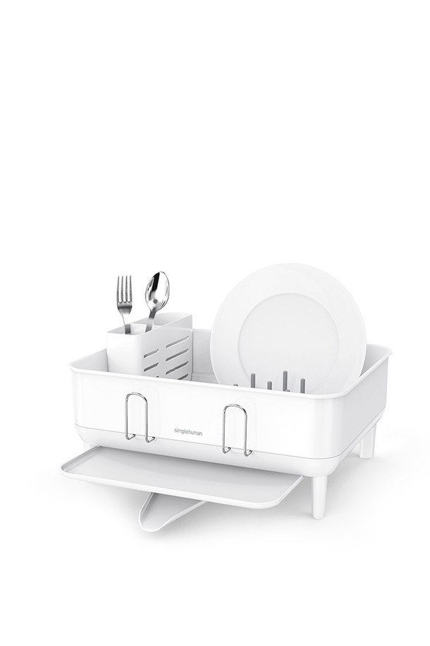 심플휴먼(Simplehuman) 디럭스 컴팩트 식기건조대_올화이트 SPH-KT1208DC는 1-2인 가구를 위한 컴팩트형 식기건조대입니다. 스테인리스 스틸과 플라스틱 소재를 사용하여 내구성과 심플한 디자인을 자랑하며, 360도 회전 배수 시스템과 친수성 코팅, 직접 배수 시스템으로 물때 걱정 없이 위생적인 사용이 가능합니다. 미끄럼 방지 고무발, 지문 방지 및 녹 방지 코팅으로 실용성을 더했으며, 실리콘 접시 홀더가 식기를 안전하게 보호합니다. 최대 5년의 보증 기간을 통해 제품의 품질에 대한 자신감을 보여줍니다. 빠른 건조와 수분 제어 기능으로 더욱 편리하게 사용할 수 있습니다.
