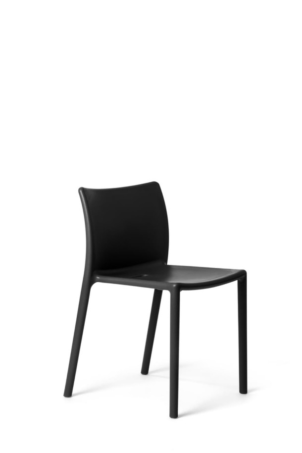 마지스(Magis)의 Air Chair 에어 체어 /블랙 MGS-SD74 N은 미니멀하고 모던한 디자인의 의자입니다. 폴리프로필렌과 메탈 소재로 제작되어 경량성과 내구성을 동시에 갖췄으며, 관리가 용이합니다. 사무용과 실외용으로 모두 사용 가능하며, 최대 70개까지 적층하여 보관할 수 있어 공간 효율적입니다. 심플한 디자인은 어떤 공간에도 잘 어울리며, 블랙 색상으로 시크한 분위기를 연출합니다. 실외 사용 시에는 전도 및 화기에 유의하여 사용하십시오.
