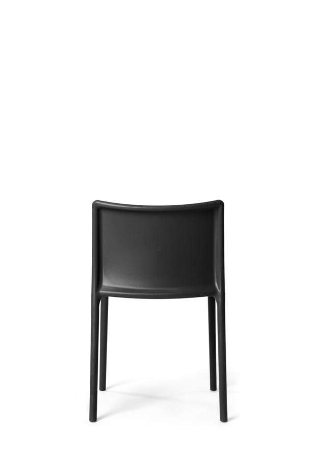 마지스(Magis)의 Air Chair 에어 체어 /블랙 MGS-SD74 N은 미니멀하고 모던한 디자인의 의자입니다. 폴리프로필렌과 메탈 소재로 제작되어 경량성과 내구성을 동시에 갖췄으며, 관리가 용이합니다. 사무용과 실외용으로 모두 사용 가능하며, 최대 70개까지 적층하여 보관할 수 있어 공간 효율적입니다. 심플한 디자인은 어떤 공간에도 잘 어울리며, 블랙 색상으로 시크한 분위기를 연출합니다. 실외 사용 시에는 전도 및 화기에 유의하여 사용하십시오.
