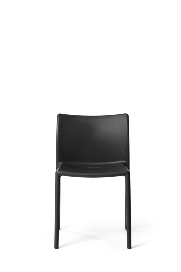 마지스(Magis)의 Air Chair 에어 체어 /블랙 MGS-SD74 N은 미니멀하고 모던한 디자인의 의자입니다. 폴리프로필렌과 메탈 소재로 제작되어 경량성과 내구성을 동시에 갖췄으며, 관리가 용이합니다. 사무용과 실외용으로 모두 사용 가능하며, 최대 70개까지 적층하여 보관할 수 있어 공간 효율적입니다. 심플한 디자인은 어떤 공간에도 잘 어울리며, 블랙 색상으로 시크한 분위기를 연출합니다. 실외 사용 시에는 전도 및 화기에 유의하여 사용하십시오.
