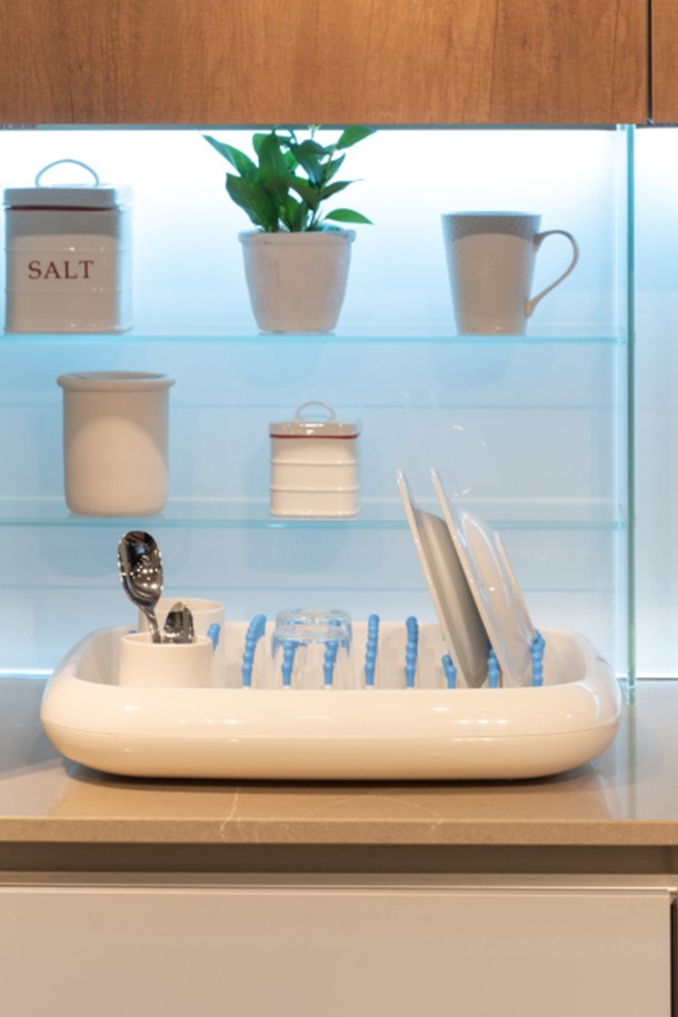 [Magis] 마지스 디쉬 닥터 화이트 / MGS-AC22 B는 주방용품 카테고리의 식기건조대입니다. 라운드라인과 투톤 디자인이 돋보이며, 화이트 색상과 블루 색상 옵션이 있습니다. 폴리프로필렌 소재로 제작되었으며, 위생적인 사용을 위해 분리형 구조를 갖춘 것이 특징입니다. 식기 건조 기능에 특화되어 있으며, 뜨거운 물건을 올려놓지 않도록 주의해야 합니다.
