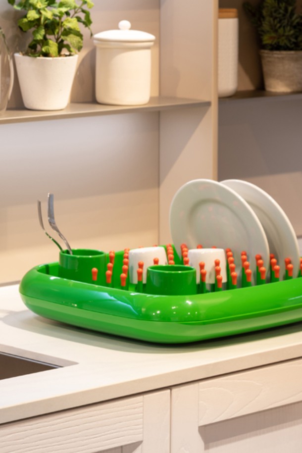 [Magis] 마지스 디쉬 닥터 그린 / MGS-AC22 V는 주방 공간에 모던함을 더하는 식기건조대입니다. 폴리프로필렌 소재로 제작되었으며, 라운드 디자인과 그린, 오렌지 컬러의 조화가 돋보입니다. 분리 가능한 구조로 위생적인 사용이 가능하며, 미디엄 사이즈로 다양한 식기를 건조할 수 있습니다. 세계적인 디자이너 Marc Newson의 감각적인 디자인과 선명한 컬러 대비가 주방을 더욱 스타일리시하게 만들어줍니다. 미니멀한 스타일을 선호하는 분들께 추천합니다.
