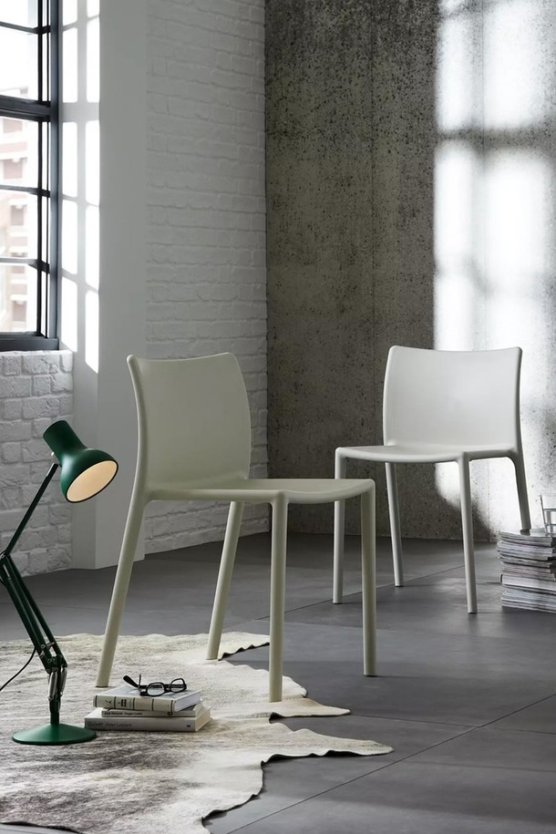 마지스(Magis)의 Air Chair 에어 체어 /블랙 MGS-SD74 N은 미니멀하고 모던한 디자인의 의자입니다. 폴리프로필렌과 메탈 소재로 제작되어 경량성과 내구성을 동시에 갖췄으며, 관리가 용이합니다. 사무용과 실외용으로 모두 사용 가능하며, 최대 70개까지 적층하여 보관할 수 있어 공간 효율적입니다. 심플한 디자인은 어떤 공간에도 잘 어울리며, 블랙 색상으로 시크한 분위기를 연출합니다. 실외 사용 시에는 전도 및 화기에 유의하여 사용하십시오.
