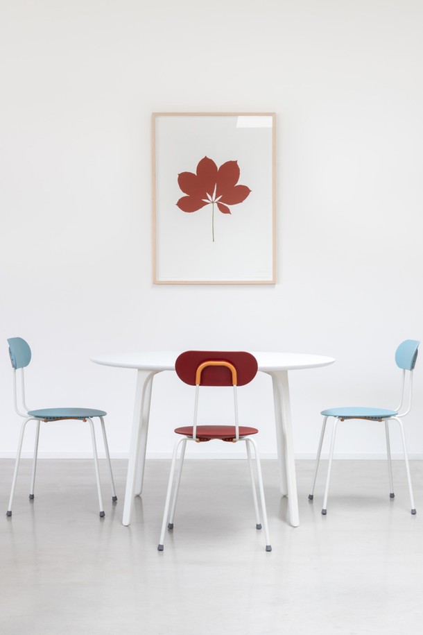 [Magis] Mariolina Chair 마리올리나 체어 보르도/화이트(20주년) MGS-SD300 B/R는 슬림한 메탈 프레임과 깔끔한 플라스틱 등받이가 특징인 일반 의자입니다. 사무용 또는 실내용으로 적합하며, 보르도 및 화이트 두 가지 색상으로 제공됩니다. 미니멀하고 모던한 스타일로 주방이나 상업 공간 어디든 잘 어울립니다. 폴리프로필렌과 금속 소재를 사용하여 견고하며, 최대 72개까지 적층 가능하여 실용성을 더했습니다. 2002년 엔조 마리 디자인으로 제작되었으며, 20주년을 기념하는 특별한 에디션입니다.
