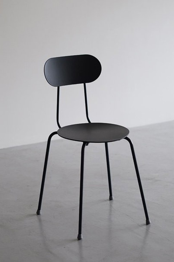 [Magis] Mariolina Chair 마리올리나 체어 보르도/화이트(20주년) MGS-SD300 B/R는 슬림한 메탈 프레임과 깔끔한 플라스틱 등받이가 특징인 일반 의자입니다. 사무용 또는 실내용으로 적합하며, 보르도 및 화이트 두 가지 색상으로 제공됩니다. 미니멀하고 모던한 스타일로 주방이나 상업 공간 어디든 잘 어울립니다. 폴리프로필렌과 금속 소재를 사용하여 견고하며, 최대 72개까지 적층 가능하여 실용성을 더했습니다. 2002년 엔조 마리 디자인으로 제작되었으며, 20주년을 기념하는 특별한 에디션입니다.
