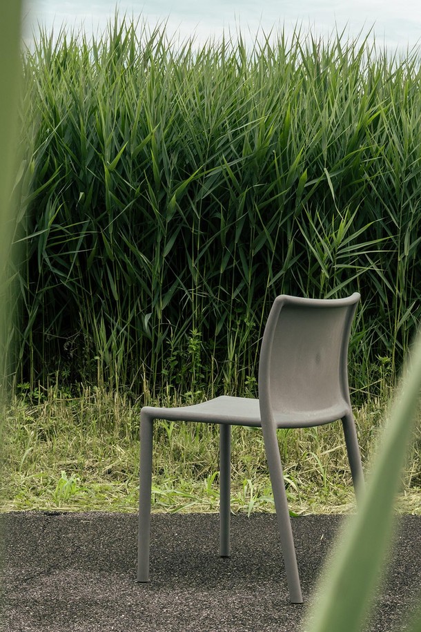 마지스(Magis)의 Air Chair 에어 체어 /블랙 MGS-SD74 N은 미니멀하고 모던한 디자인의 의자입니다. 폴리프로필렌과 메탈 소재로 제작되어 경량성과 내구성을 동시에 갖췄으며, 관리가 용이합니다. 사무용과 실외용으로 모두 사용 가능하며, 최대 70개까지 적층하여 보관할 수 있어 공간 효율적입니다. 심플한 디자인은 어떤 공간에도 잘 어울리며, 블랙 색상으로 시크한 분위기를 연출합니다. 실외 사용 시에는 전도 및 화기에 유의하여 사용하십시오.
