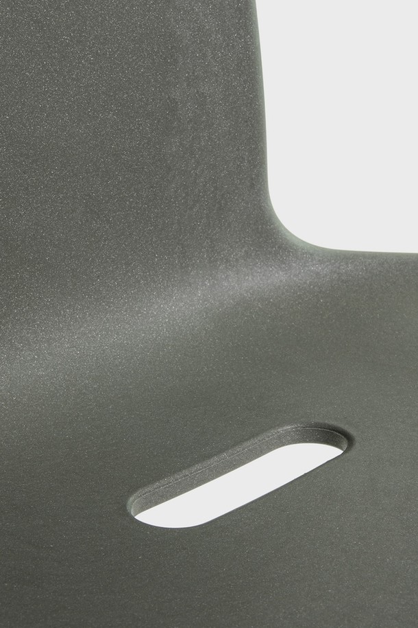 마지스(Magis)의 Air Chair 에어 체어 /블랙 MGS-SD74 N은 미니멀하고 모던한 디자인의 의자입니다. 폴리프로필렌과 메탈 소재로 제작되어 경량성과 내구성을 동시에 갖췄으며, 관리가 용이합니다. 사무용과 실외용으로 모두 사용 가능하며, 최대 70개까지 적층하여 보관할 수 있어 공간 효율적입니다. 심플한 디자인은 어떤 공간에도 잘 어울리며, 블랙 색상으로 시크한 분위기를 연출합니다. 실외 사용 시에는 전도 및 화기에 유의하여 사용하십시오.
