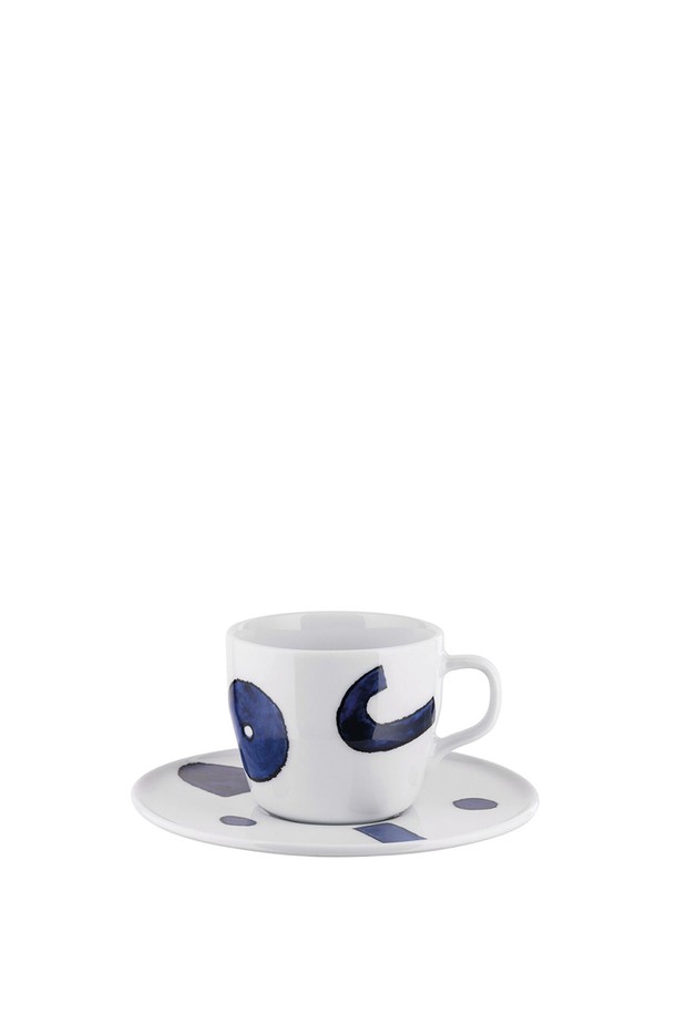 알레시(Alessi) 유노키 커피컵&받침 세트 NF08/87S입니다. 모던하고 미니멀한 스타일의 커피컵과 받침으로, 추상적인 패턴 디자인이 특징입니다. 화이트와 네이비 두 가지 컬러 옵션으로 제공되며, 고급스러운 도자기 소재로 제작되었습니다. 커피 또는 차를 즐기기에 적합하며, 유노키 시리즈 특유의 세련된 감각을 느낄 수 있습니다. 
